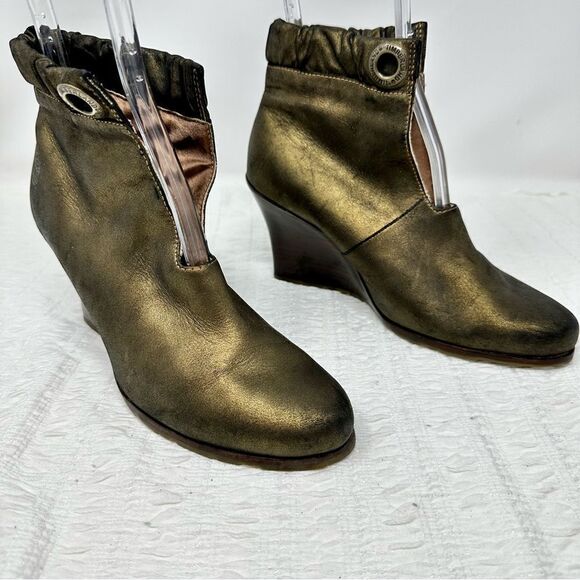 Timberland Gold Wedge Booties- Size 7.5 - Picture 3 of 15